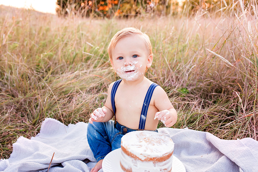 plano dallas cake smash best photographer who photographs milestones outdoors