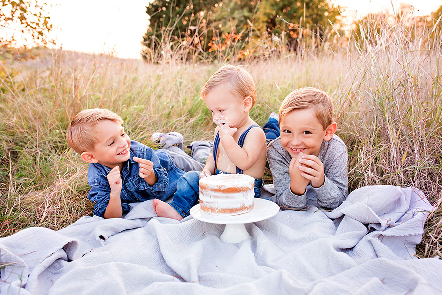 family cake smash in an outdoor field family milestone session
