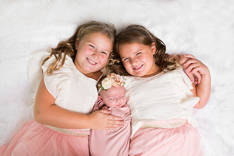 Plano newborn photographer photographing siblings and parents during newborn sessions