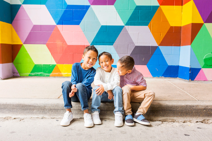dallas siblings photshoot taking the cutest pictures of your kids in front of a bright wall