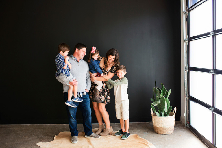 dallas plano family photographer taking gorgeous family photos
