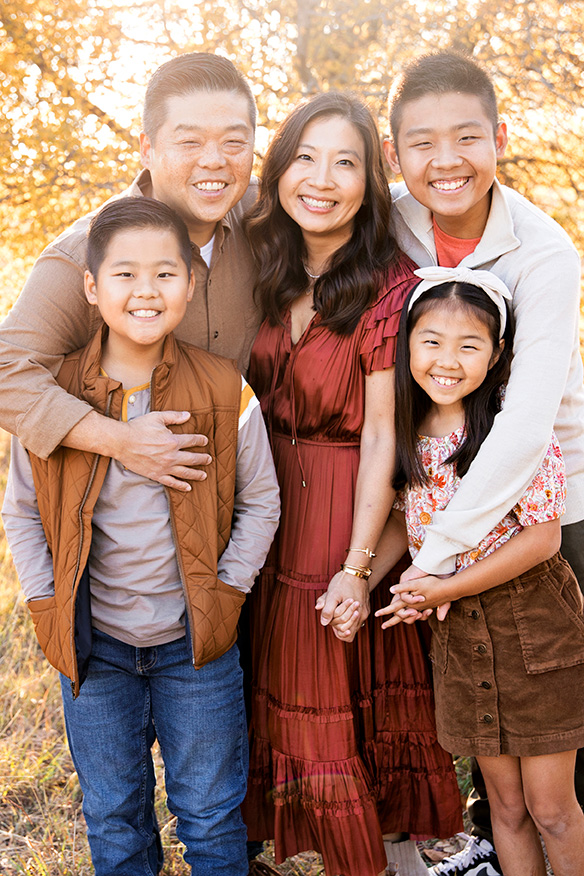 photographer dallas taking gorgeous family photos in a field in plano