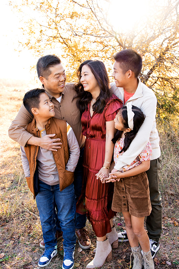photographer plano taking family photos in a field