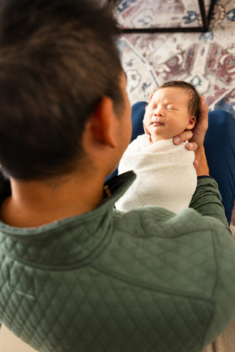 best newborn photogrpaher plano taking photos in your home with dad