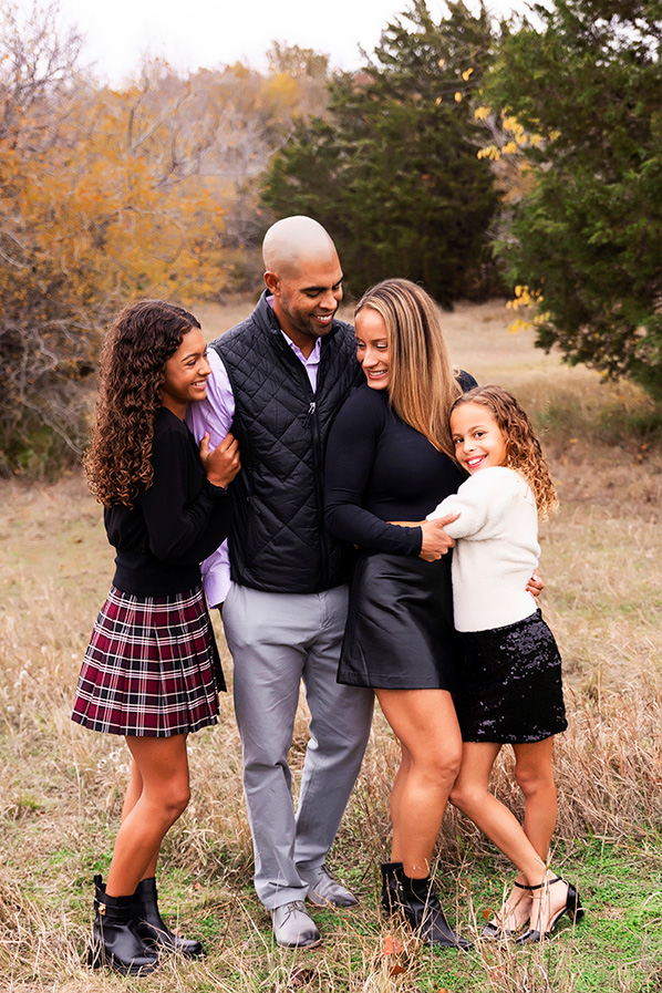 best dfw family photographer taking family portraits at Arbor Hills Nature Preseve in Plano