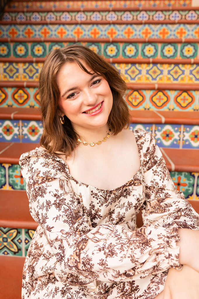 dallas senior photos near me sitting on stairs