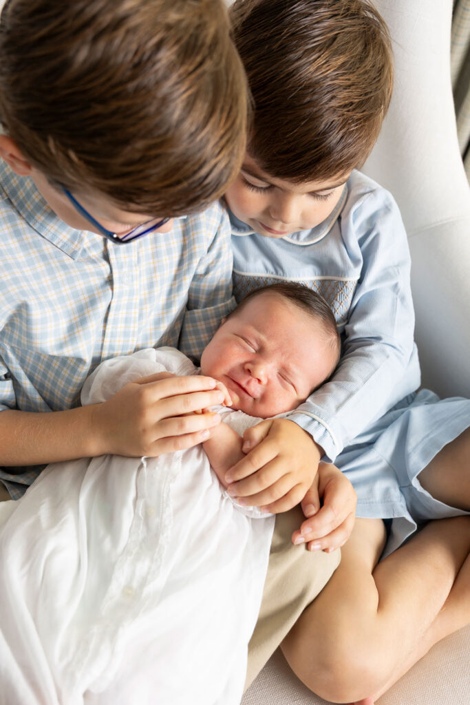 plano newborn photographer with siblings on a chair