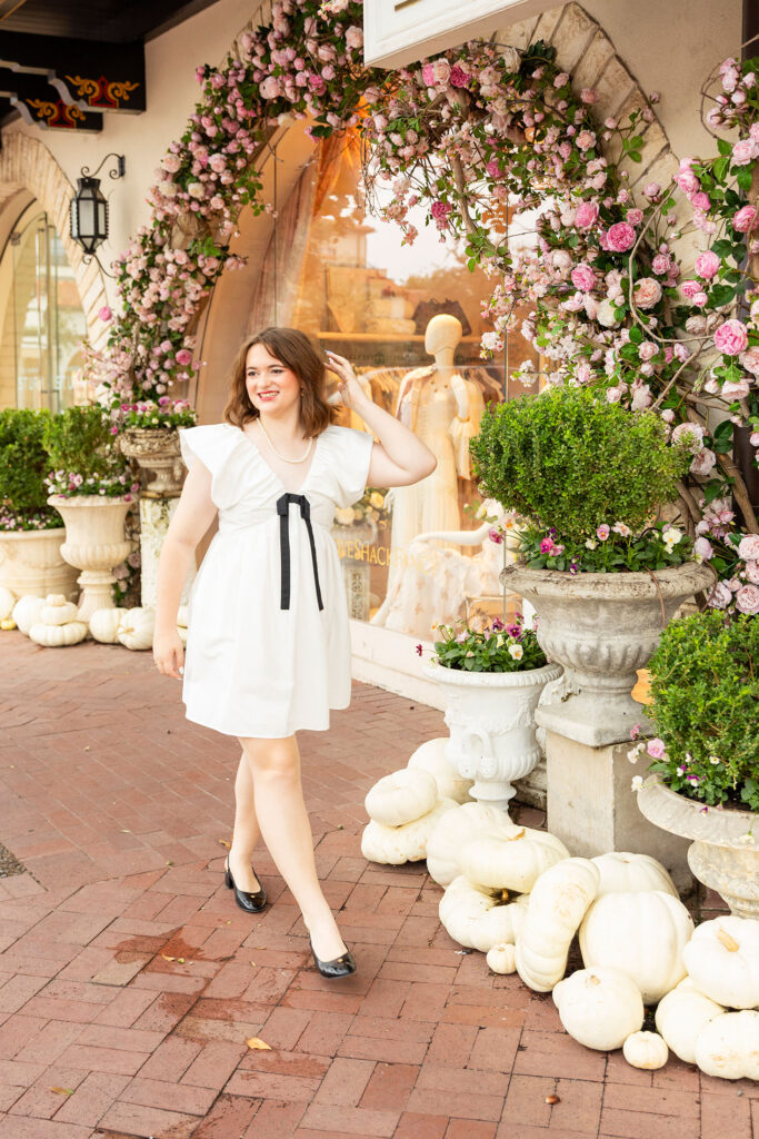 plano senior photographer of a girl walking