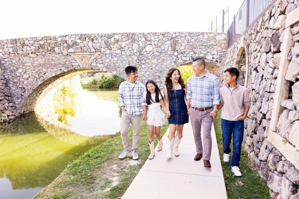 happy family of 5 walking during pictures